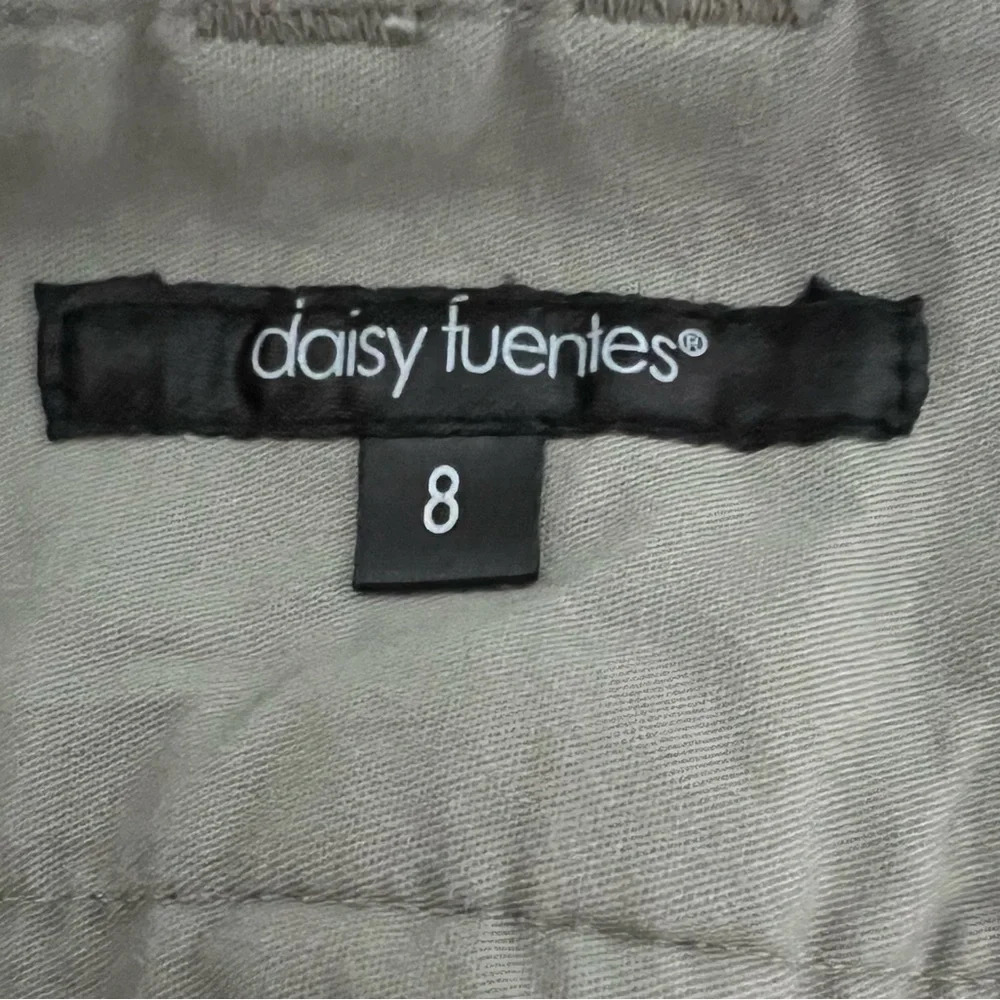 Daisy Fuentes Cropped Pants (Capris). Size 8. Khaki - Picture 4 of 7